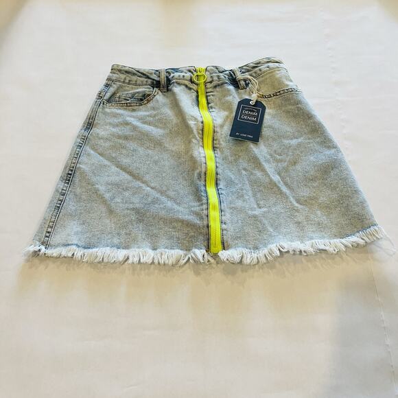 Love Tree Dresses & Skirts - Love Tree Denim Blue Jean Mini Skirt Zipper Front Light Wash Size Small